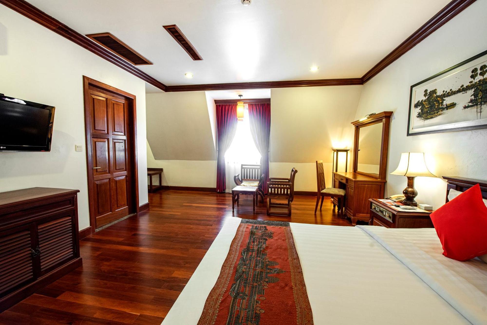 The Suite By Royal Crown Hotel Siem Reap Bagian luar foto