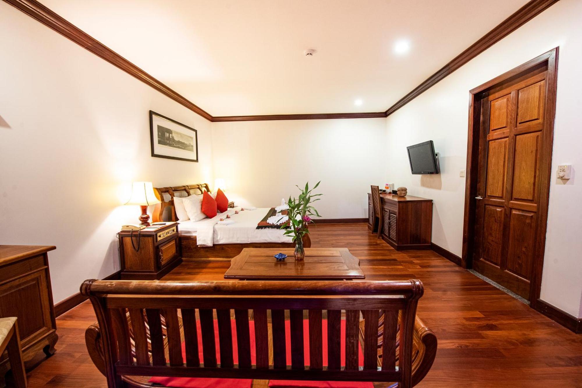 The Suite By Royal Crown Hotel Siem Reap Bagian luar foto