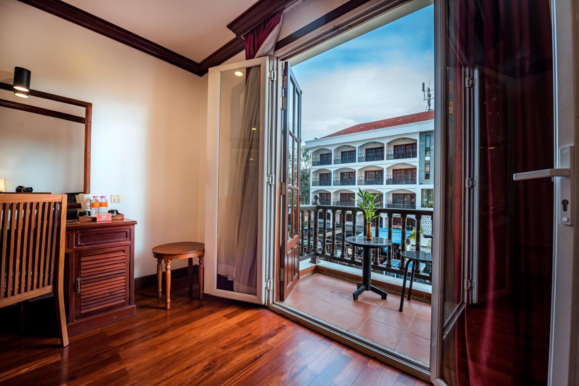The Suite By Royal Crown Hotel Siem Reap Bagian luar foto