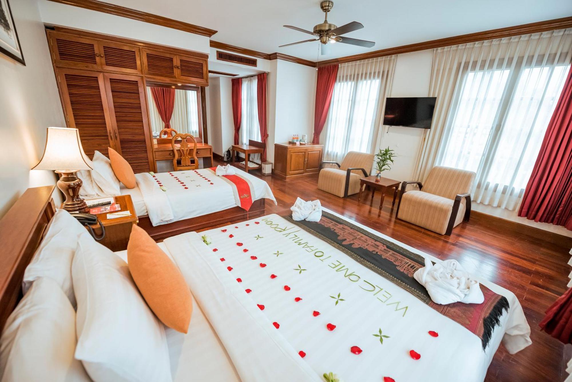 The Suite By Royal Crown Hotel Siem Reap Bagian luar foto